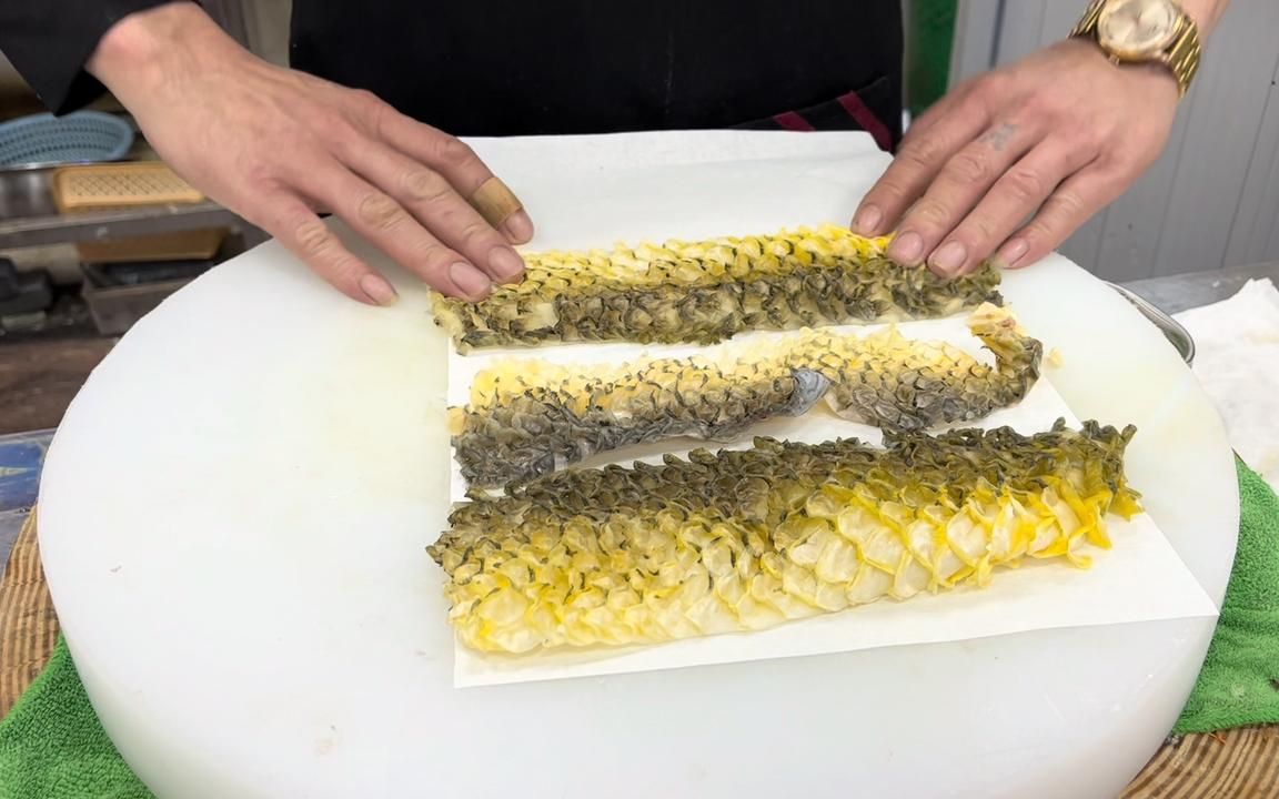横县特有的黄肉鲤鱼,肉质堪比汽车届的"劳斯莱斯",片片金黄!
