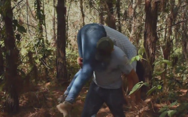 短剧obesion:打晕扛走昏迷的牛仔裤美女