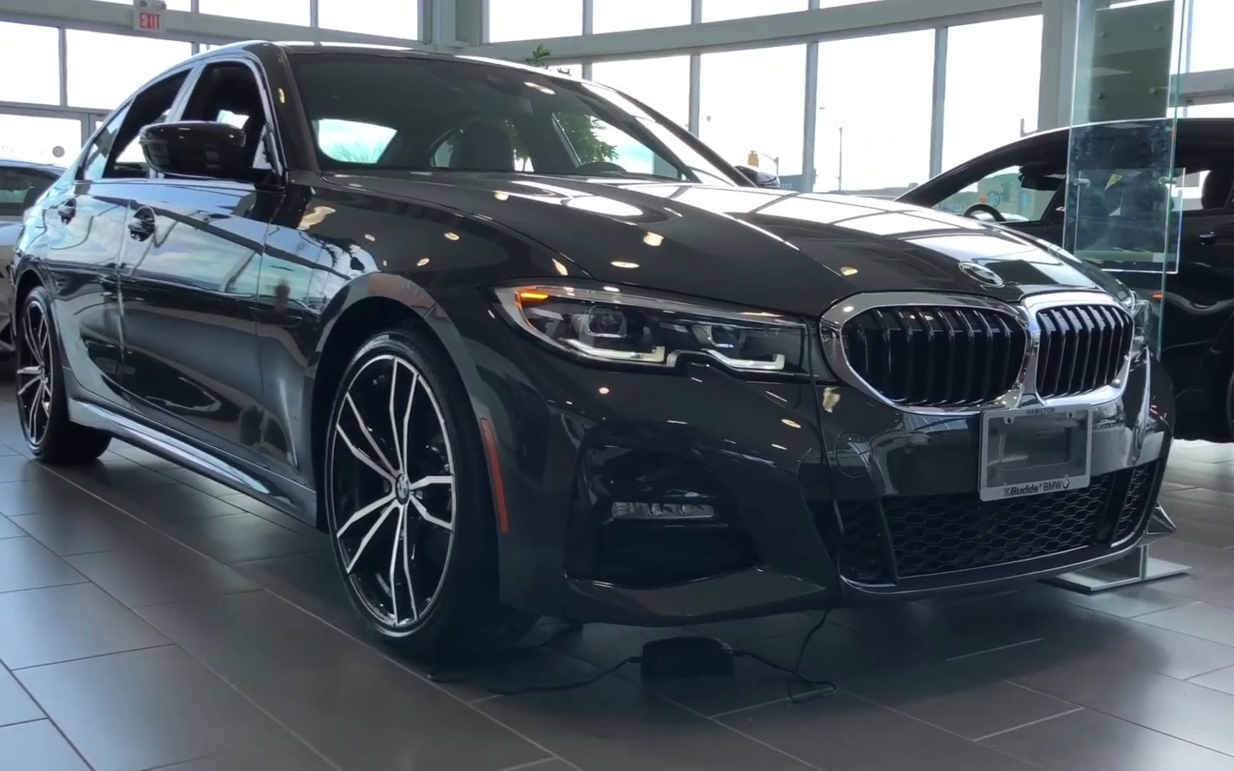 2022款宝马3系330i水泥灰版到店实拍,太漂亮了!