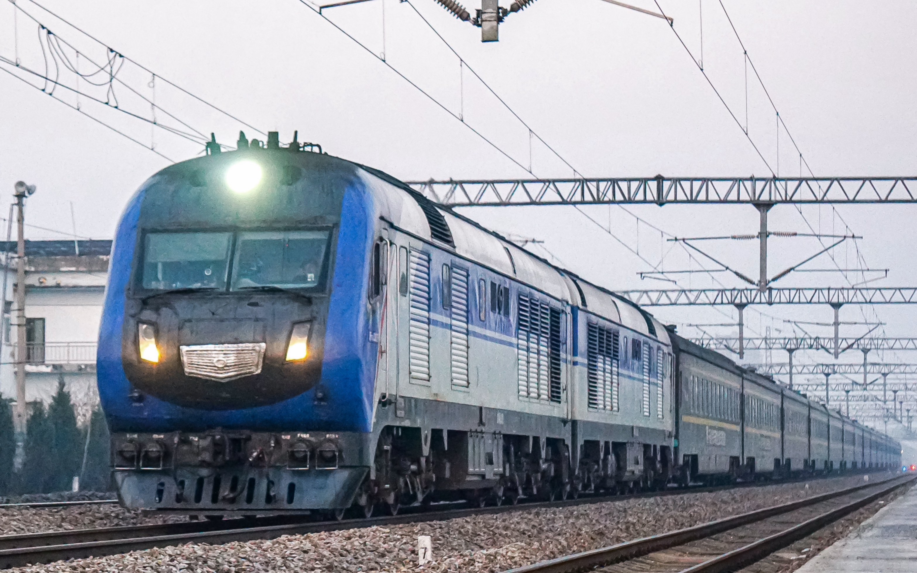 客车z29伴随内燃轰鸣声通过东葛站