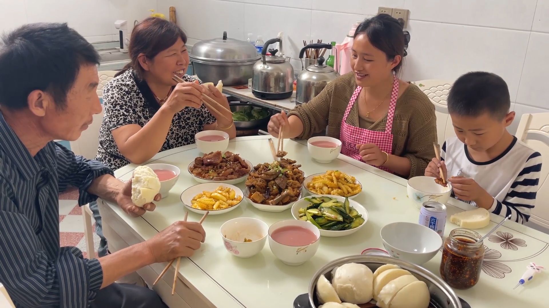 今天媳妇买了很多肉,中午做一顿丰盛的午餐,这炒鸡块吃着不错哔哩哔哩bilibili