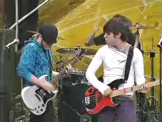 [图]【Fall Out Boy】A Little Less Sixteen Candles,A Little More Touch Me (Live Brasil)