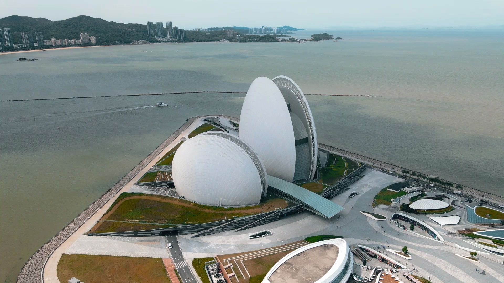 航拍中国唯一建在海岛上的大剧院,日月贝,美不胜收 | 珠海大剧院_哔哩