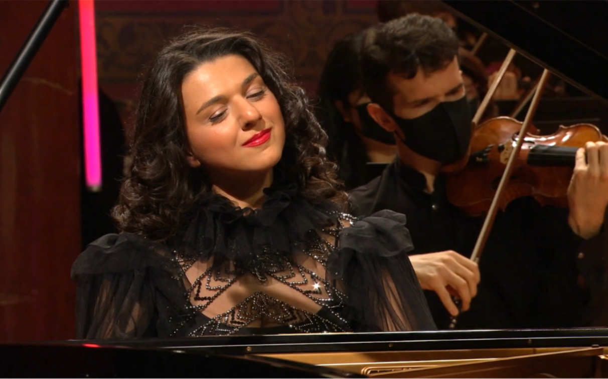 [图]Khatia Buniatishvili & 柴可夫斯基-降b小调第一钢琴协奏曲 第二乐章 Tchaikovsky: Piano Concerto No.1