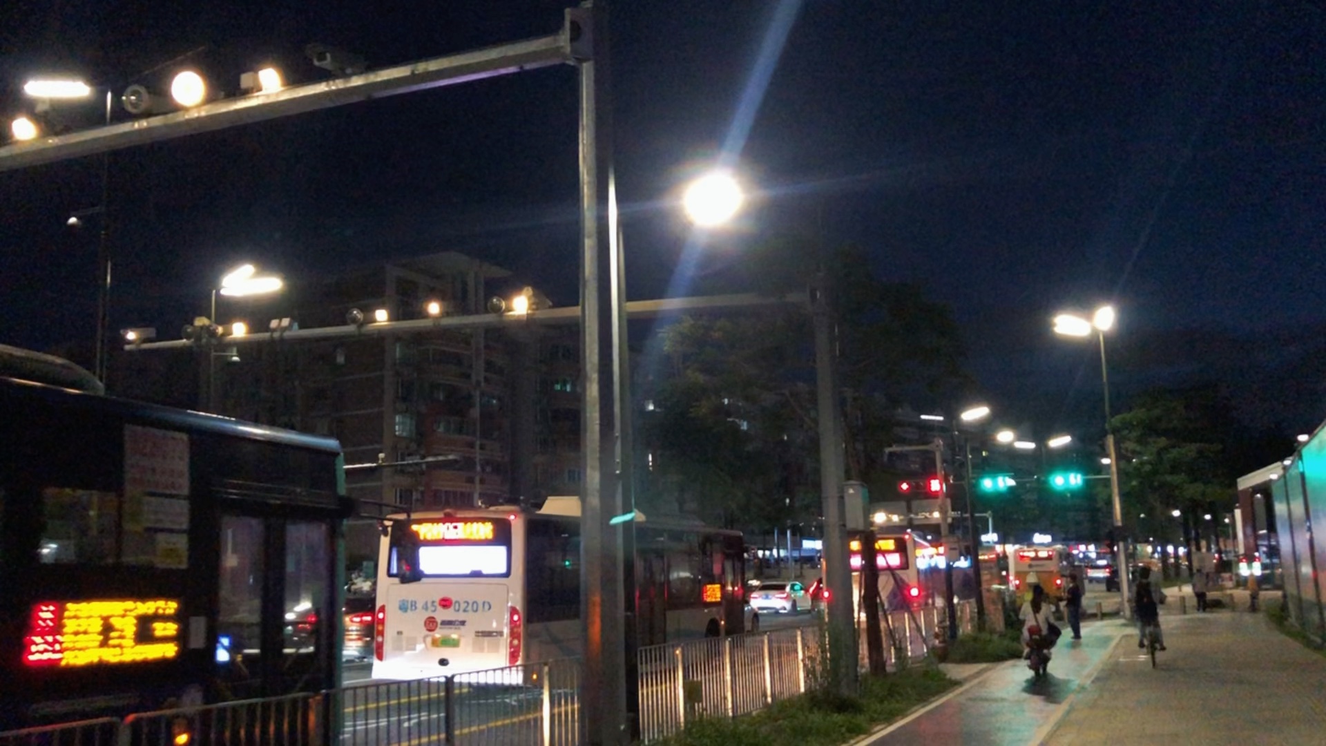 第2056期 | 夜晚街道 公交车 车流伤感文案 视频素材 孤独情绪 拍摄