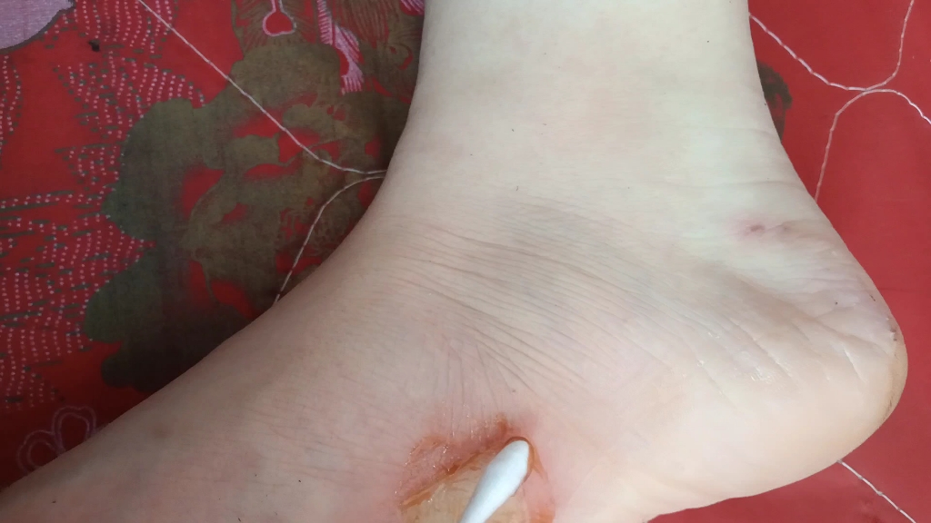 123原创烙铁小姐姐脚心,花絮,完整版看我动态.