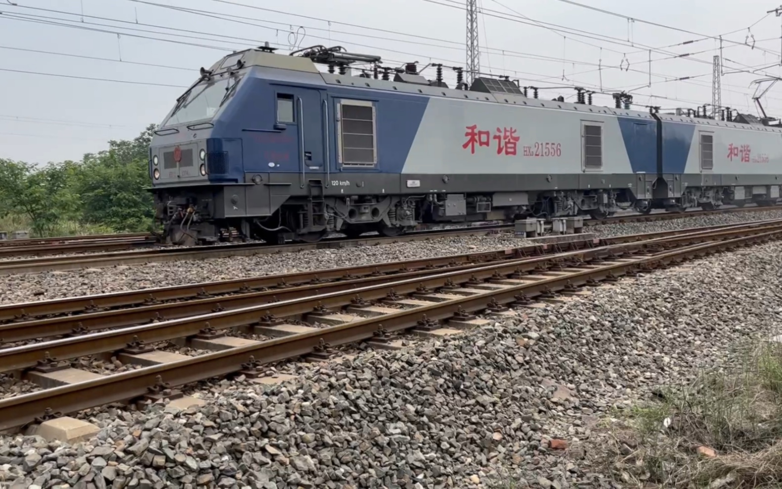 【成都北线】兰局兰段hxd2 1556牵引货列大弯镇站发车经成都北线去