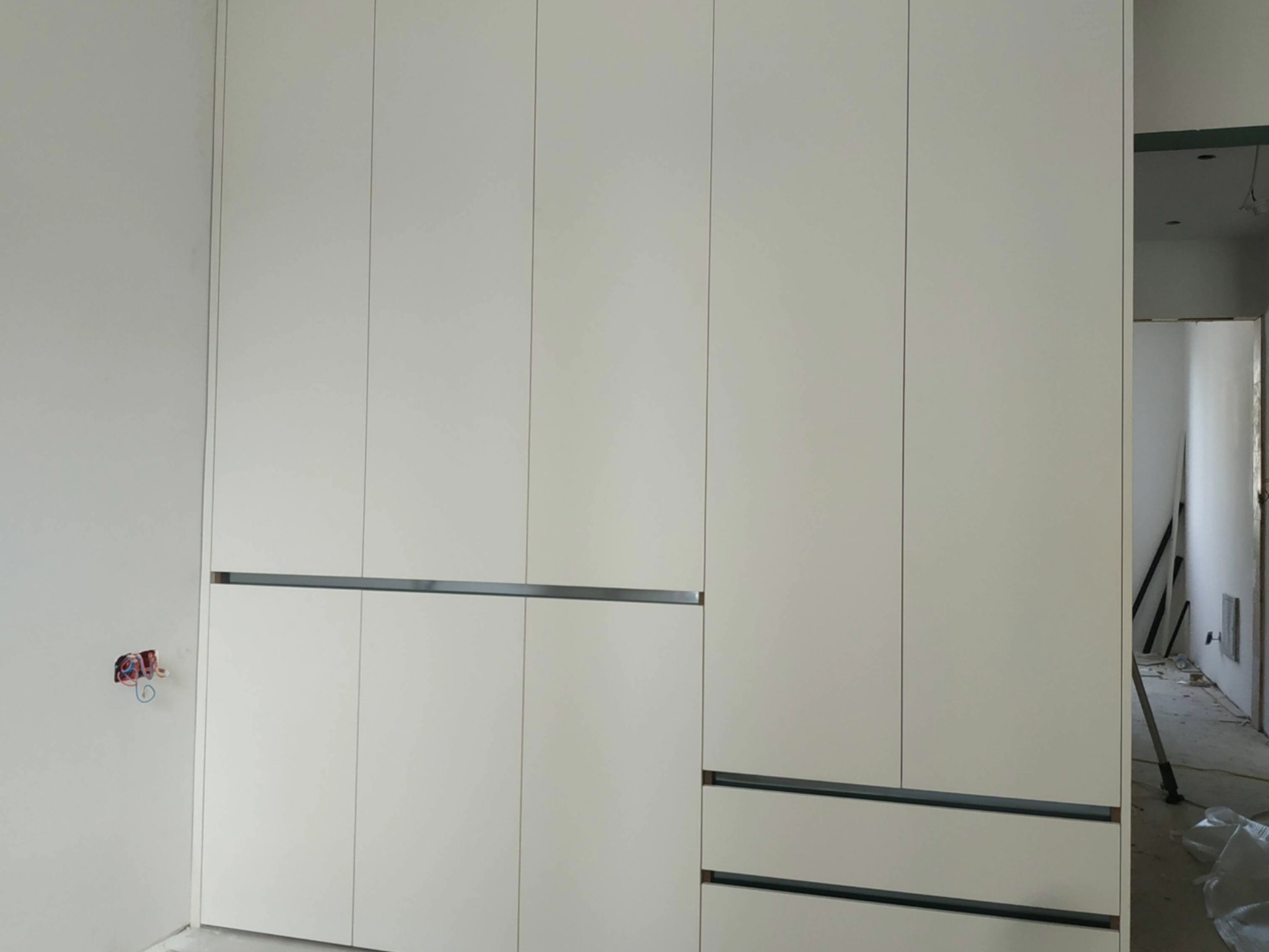 主卧的五门衣柜