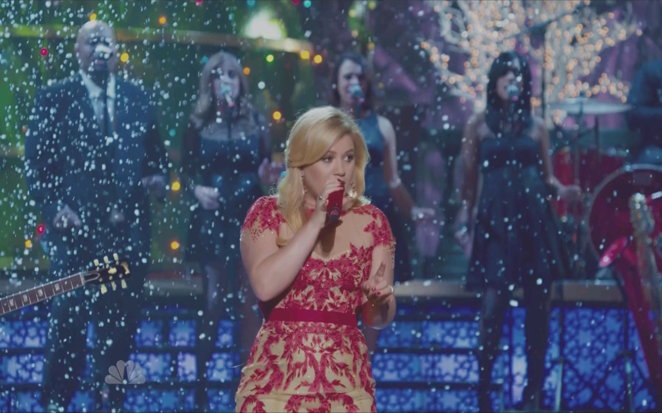 [图]【4K60帧】Kelly Clarkson - Underneath The Tree (Christmas Music Tale 2013)