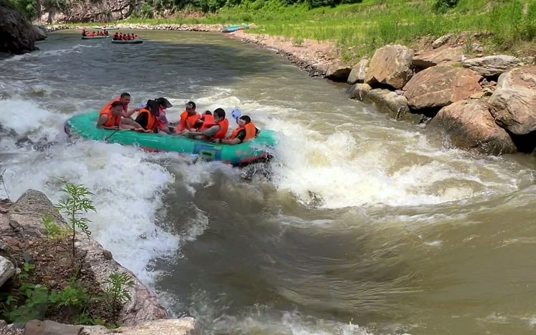 抚顺市以外来红河谷的漂友们,漂流好玩,但别忘了48小时核酸报告哦