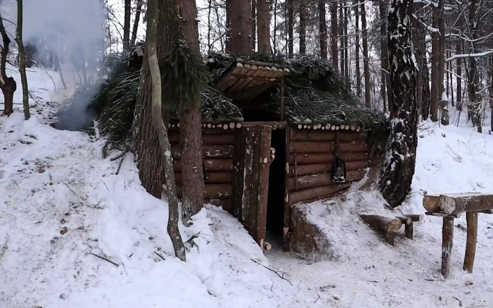 小伙独自一人在森林里建造庇护所,躲避寒冷冬天,制作美味烤肉