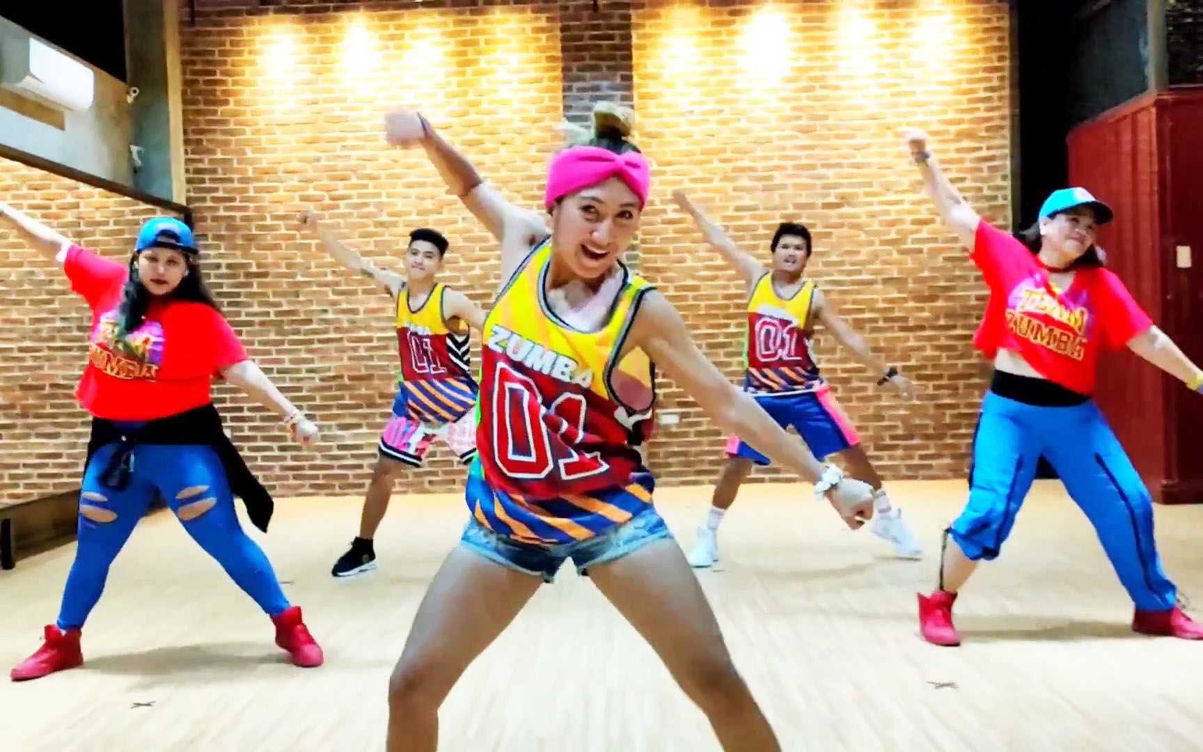 小姐姐跳的有氧zumba舞,轻松又简单,能帮助我们减肥!