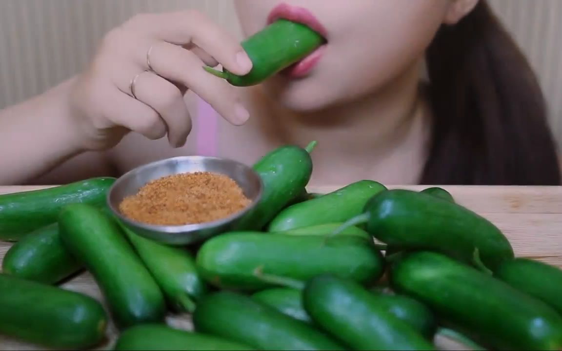 【吃黄瓜】linh小姐姐 吃迷你小黄瓜