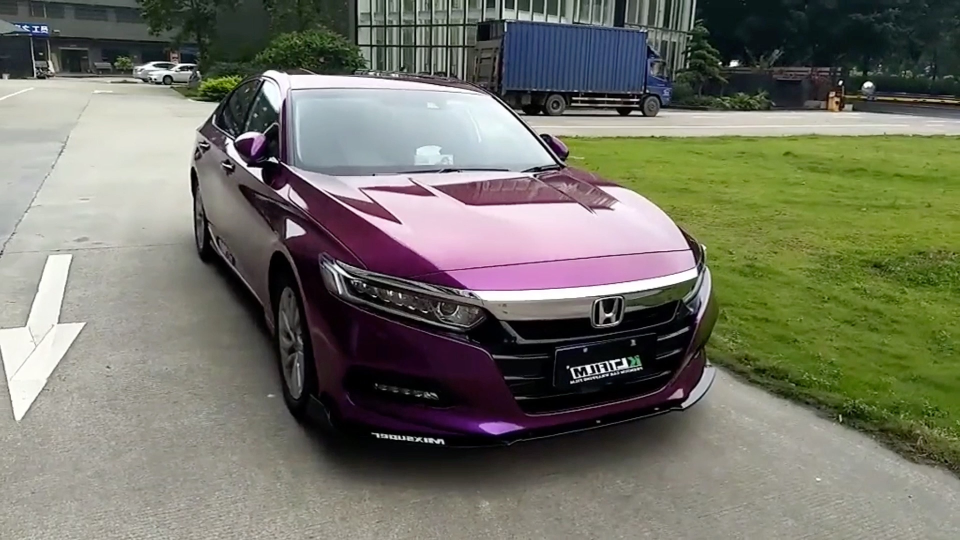 杭州汽车改色贴膜十代雅阁车身超亮金属葡萄紫改色贴膜施工效果