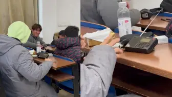 Télécharger la video: 湖南一高校听力考场现老式收音机惊呆同学，男生：听力30分没了