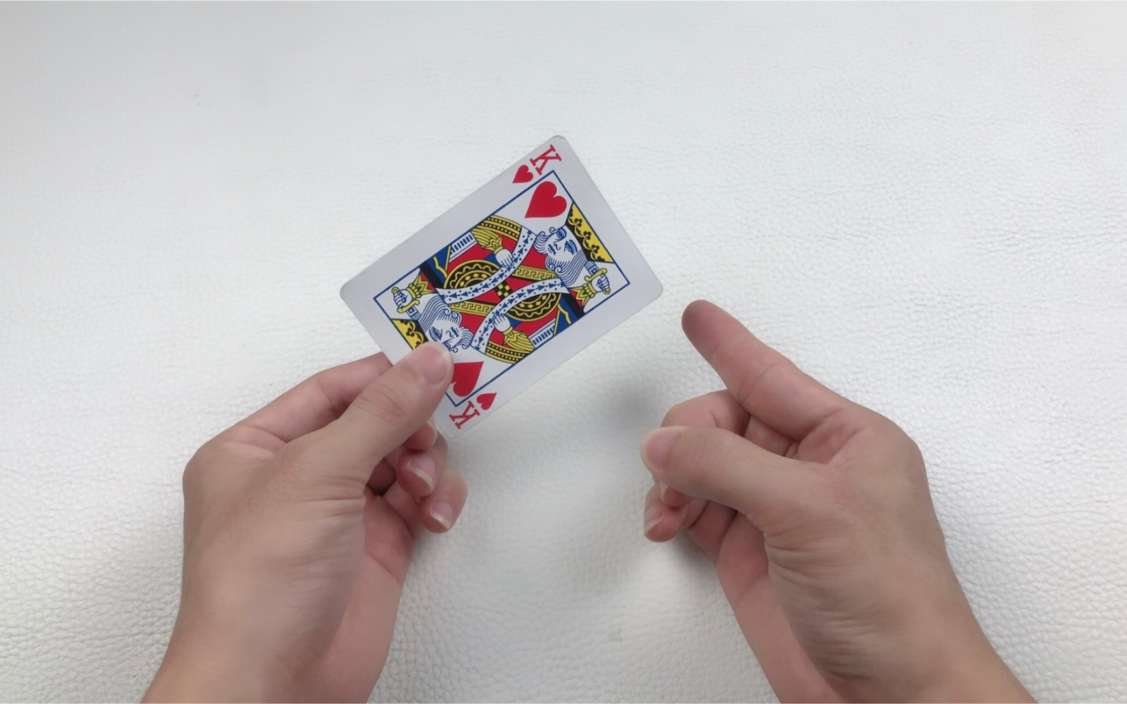 魔术揭秘为什么手指弹一下扑克牌的点数就变了