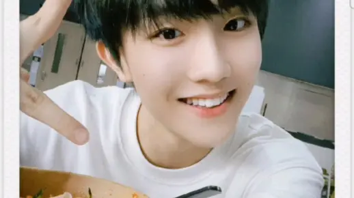 TF家族三代reaction-終於來看小朋友們的微博啦！有些人可可愛愛；有些人只會耍帥哈哈哈！對顏值有了新的認知～