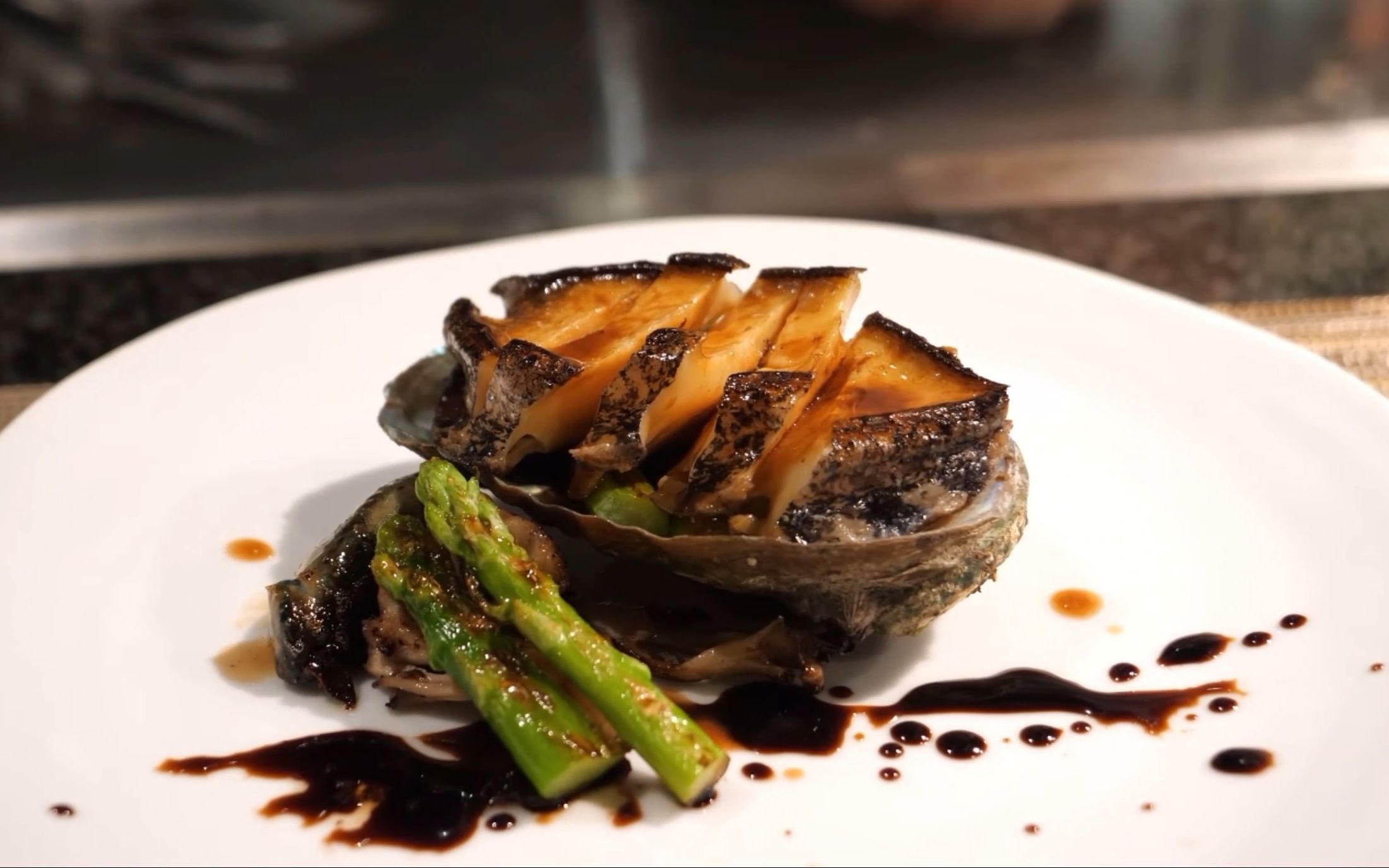 现场铁板烧新鲜大鲍鱼.