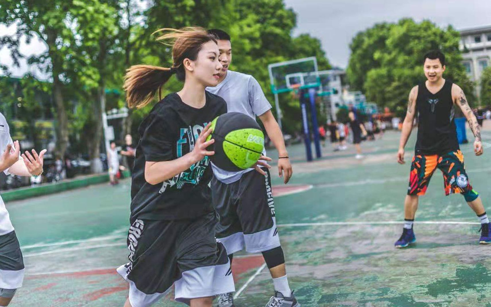 路人王女神大赛来啦:最强女街球手艾林林,武汉女库蜜水果人