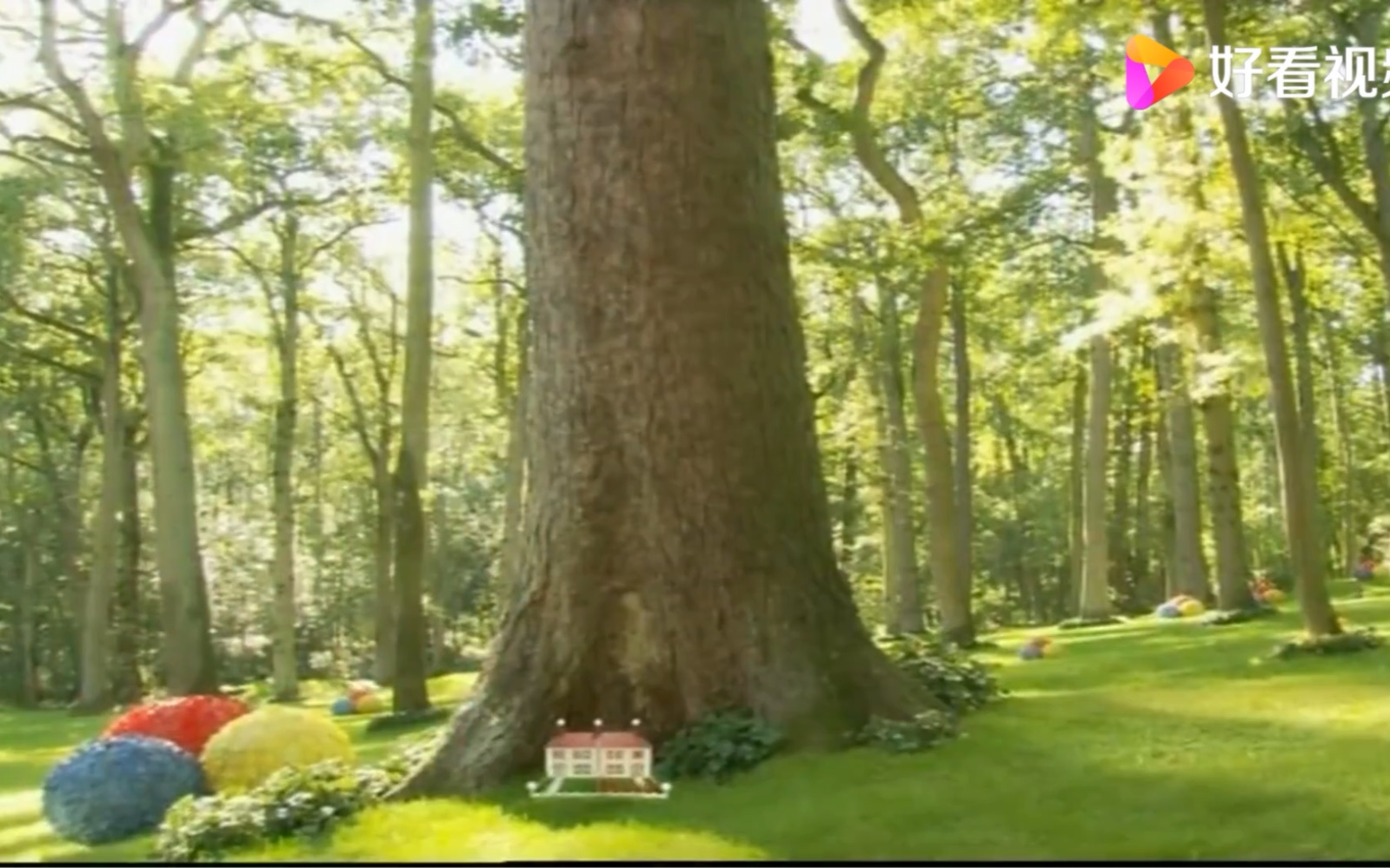 花园宝宝:唔西迪西弄好裙子,和小点点告别,依古比古在飞飞鱼上