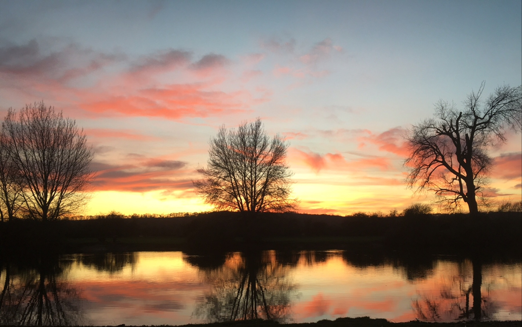 看起来很祥和的风景,实际上此地因为英国空军基地的人员在训练,很吵.