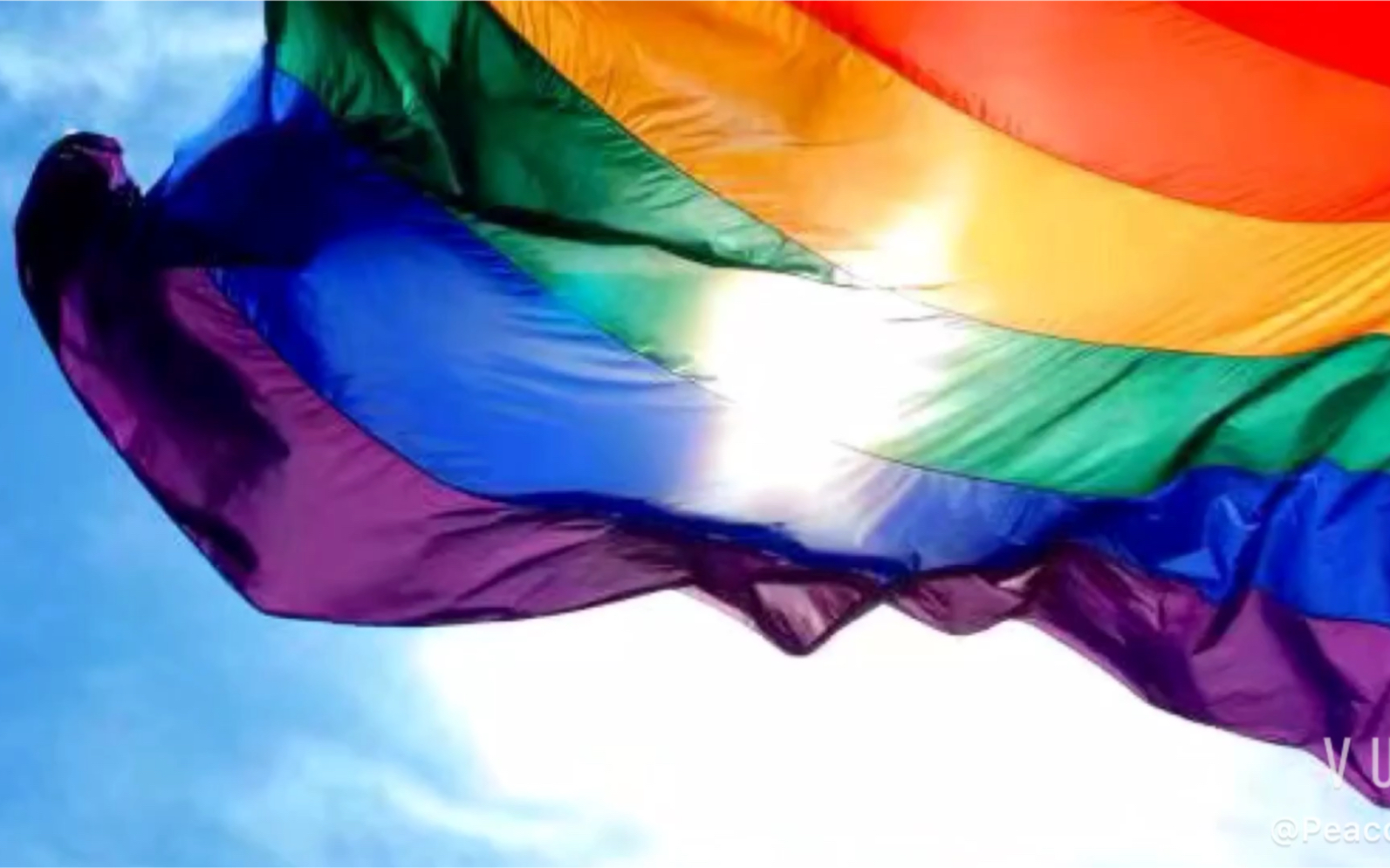 小伙与好友在校园艺术节上嗨唱霉霉戳爷比利a妹姆爷歌曲串烧彩虹旗