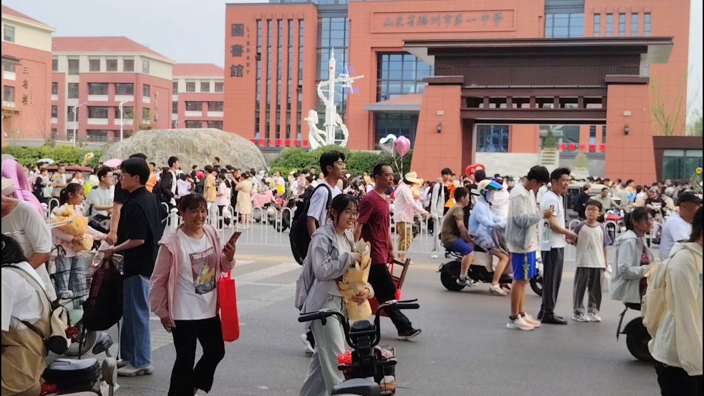 龙年四天高考终于结束了,各位莘莘学子放松自我,张老师赋诗一首《祝福高考学子金榜题名》!从11日每天三次在海翔教育大教室举办公益讲座,具体讲座...