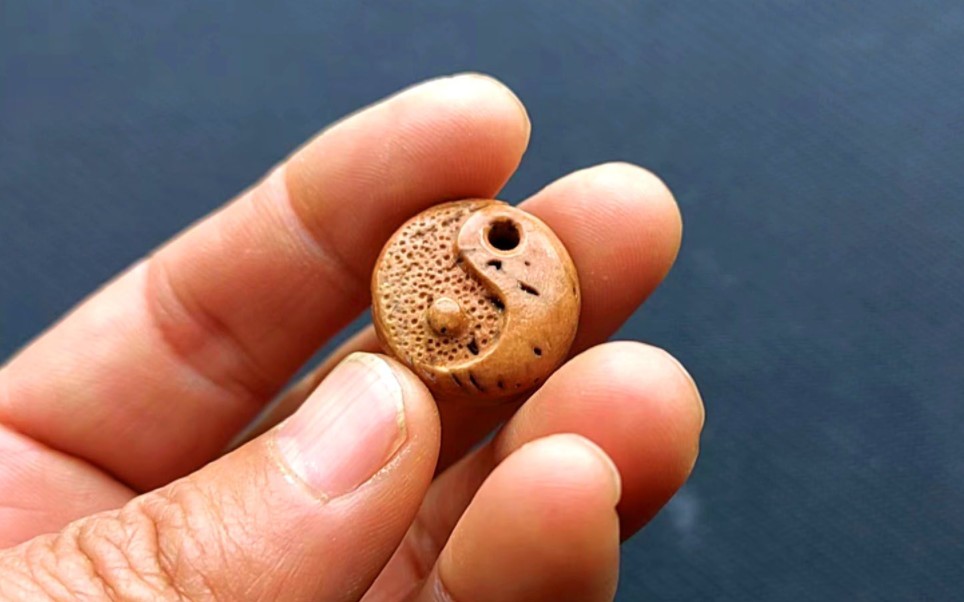 网友定制的一枚桃核雕刻阴阳平安扣,好精致