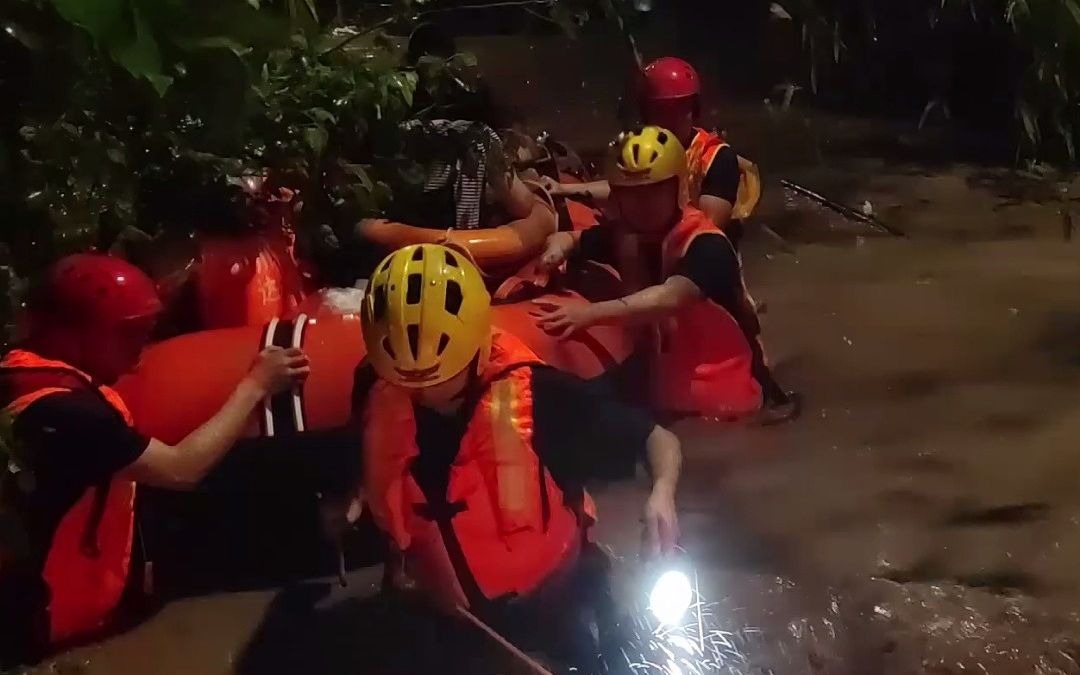 四川达州大竹县突降暴雨致多人被困 ,消防紧急营救转移群众24人!哔哩哔哩bilibili