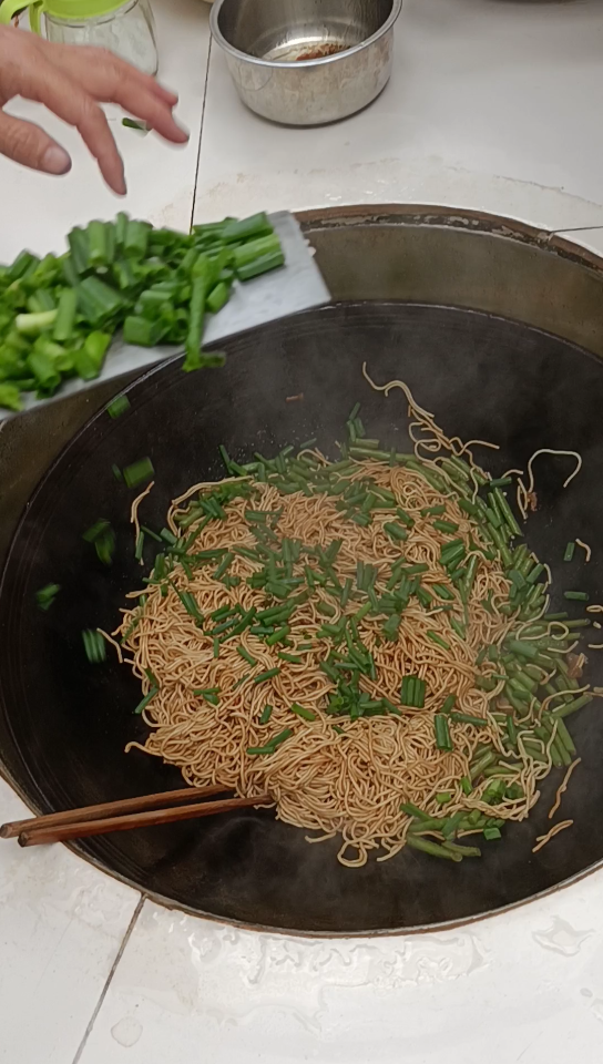 家里大铁锅烧炒面