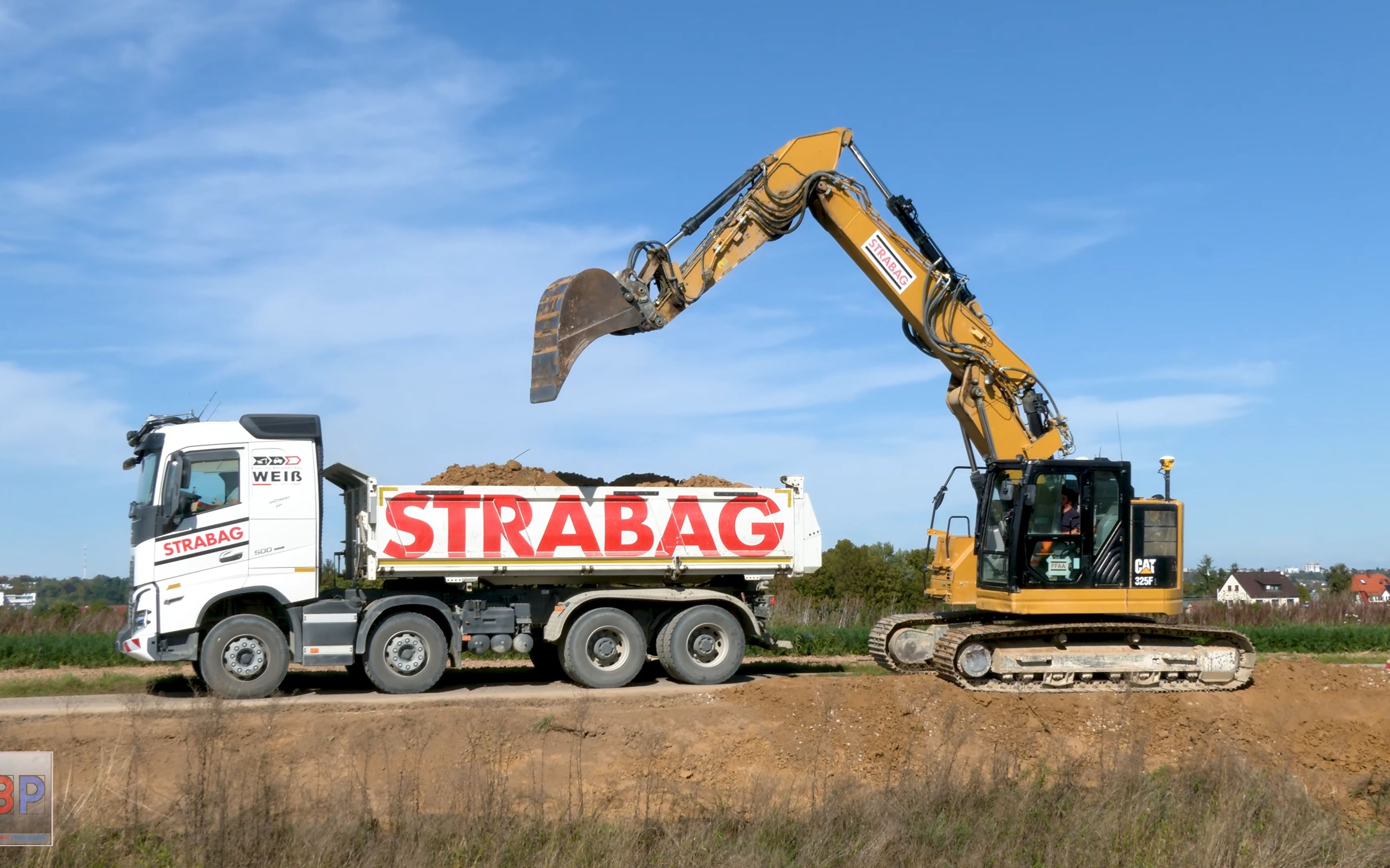 【3030】卡特39383137 装载沃尔沃自卸车