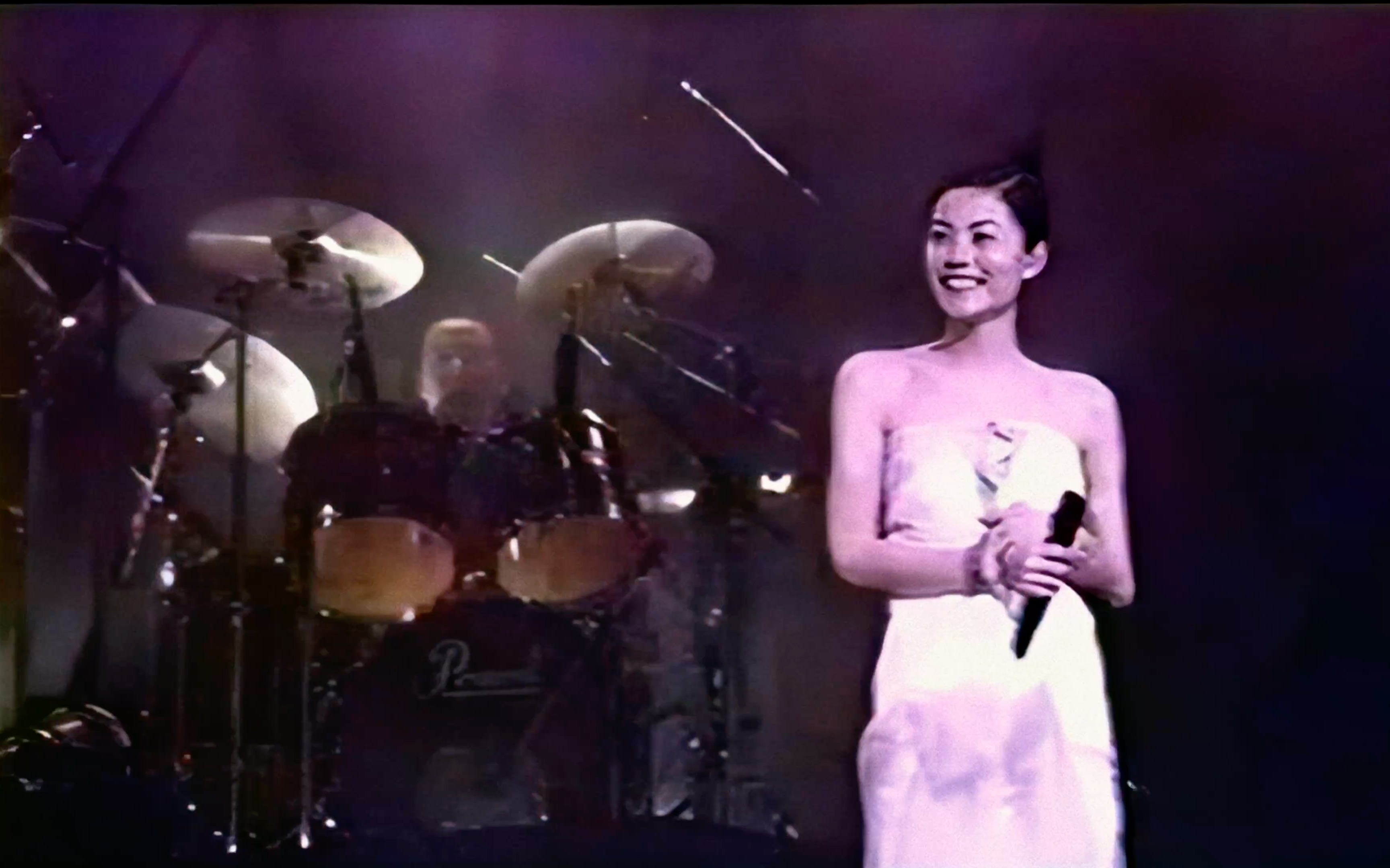 [图]王菲- Don't break my heart-1999唱游大世界演唱会日本站（4K修复+调色）