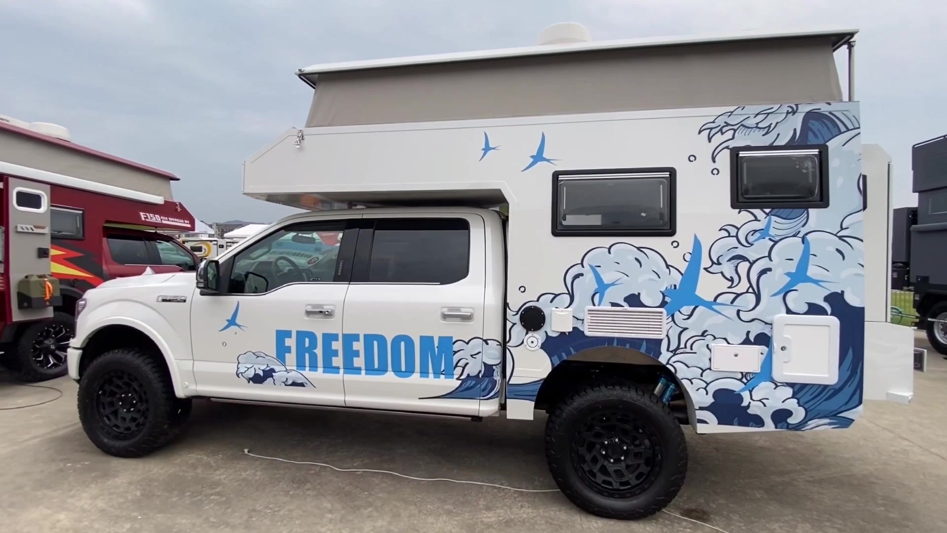 升降顶越野房车,适应全地形,你喜欢白色还是红色_哔哩哔哩 (゜-゜)つ