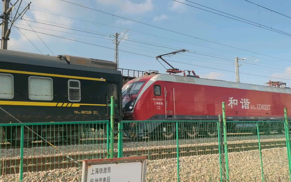【中国铁路】上局徐段hxd1d0287牵引k1512次列车通过沁春路中春路机位