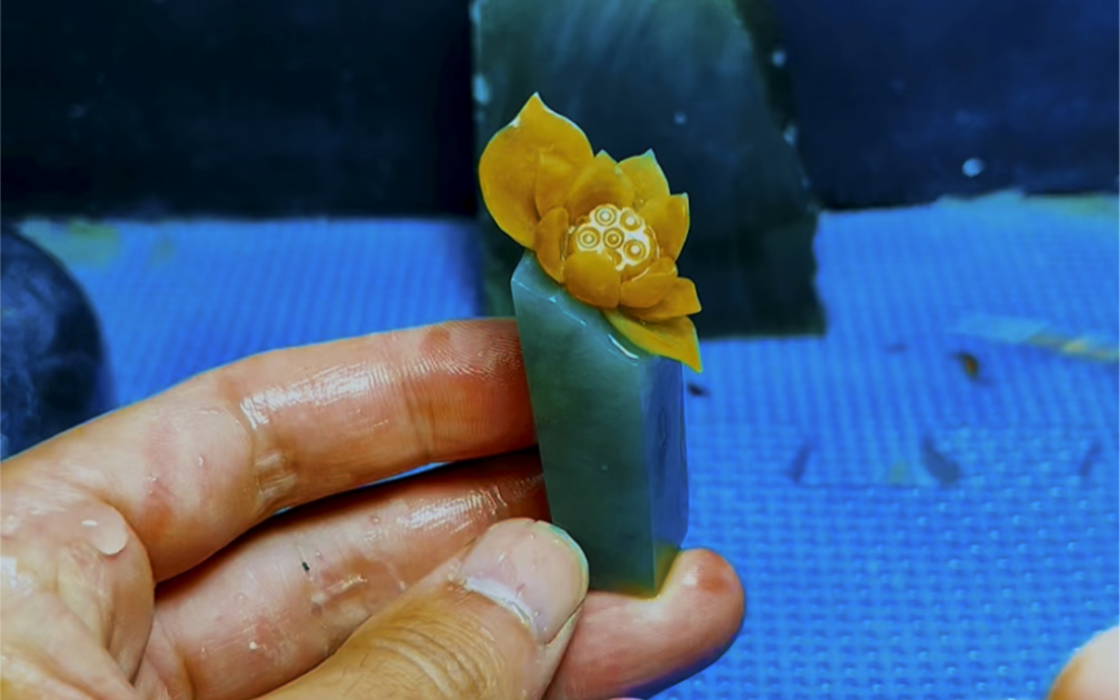 俏色巧雕 荷花印章