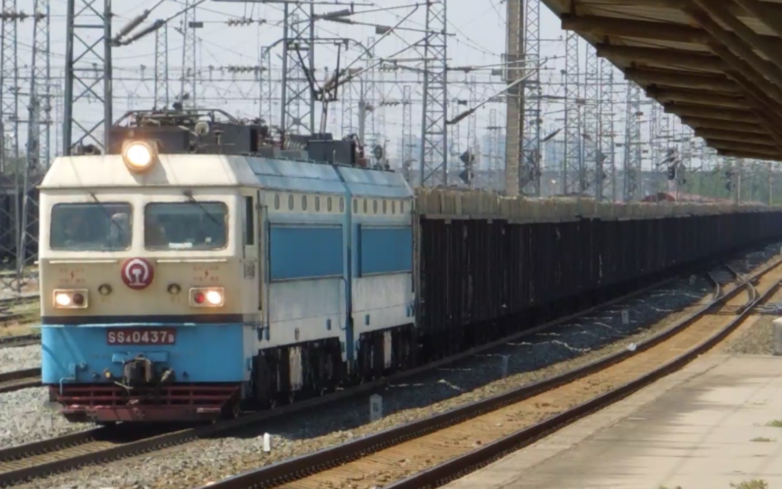 郑局洛段ss4g货列到达襄阳北站