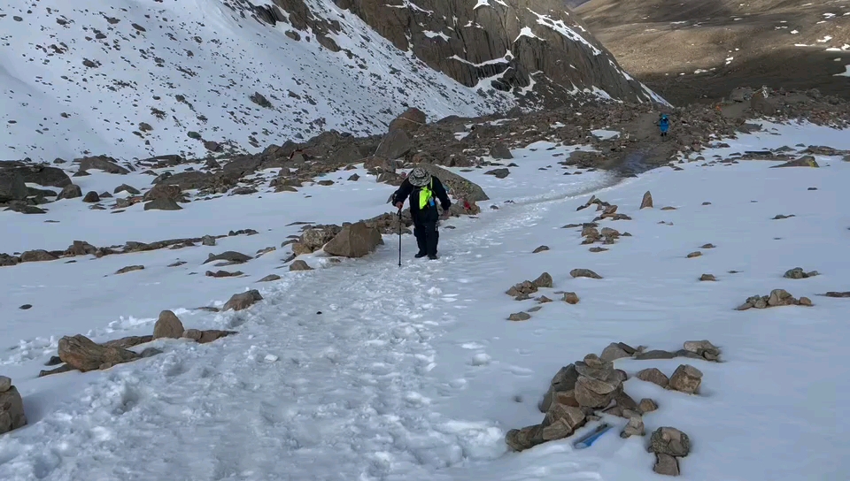 翻越海拔5600的卓玛拉山口