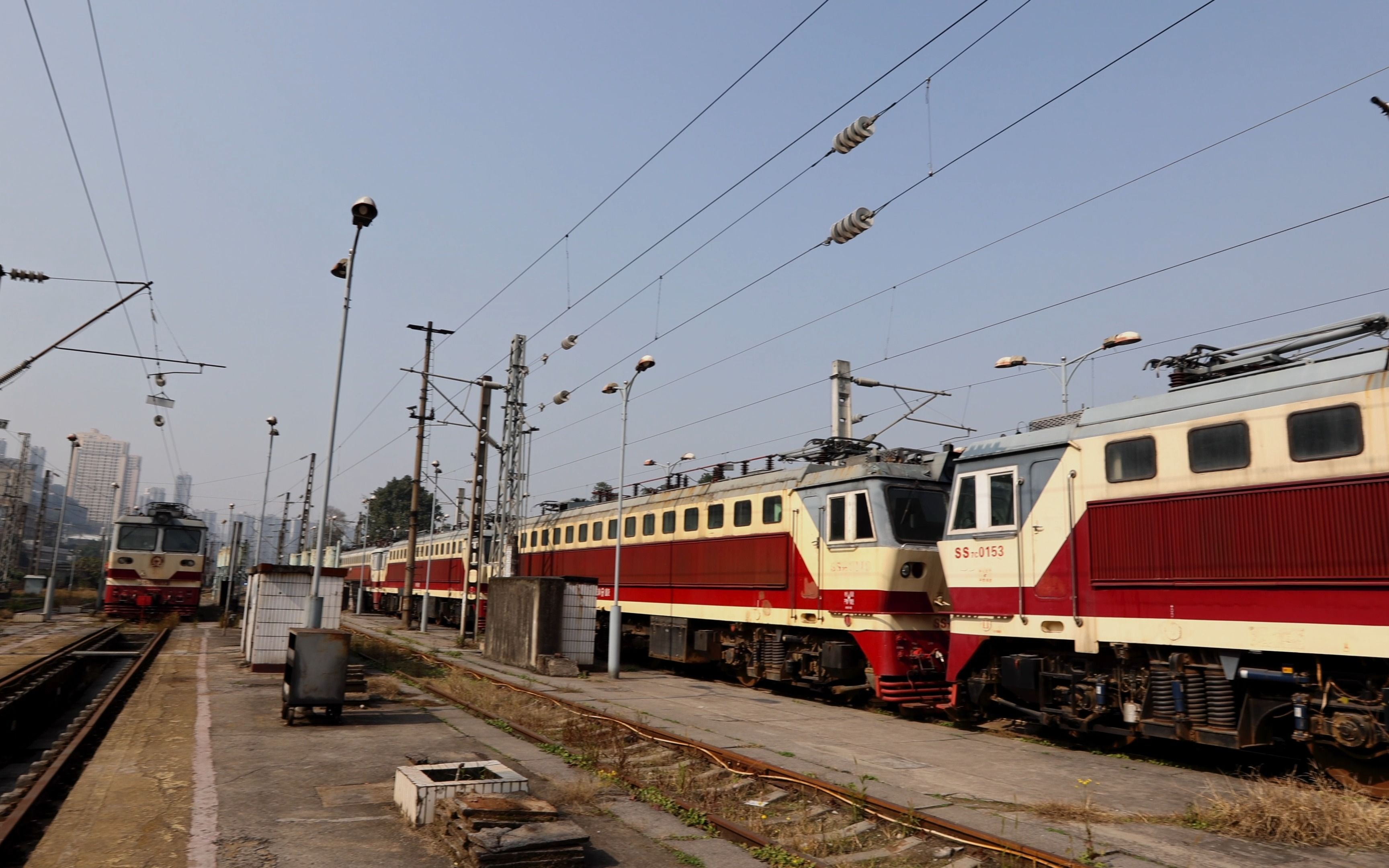 重庆机务段停放的几台ss7c,忙碌的春运也没能让你们再上一次正线