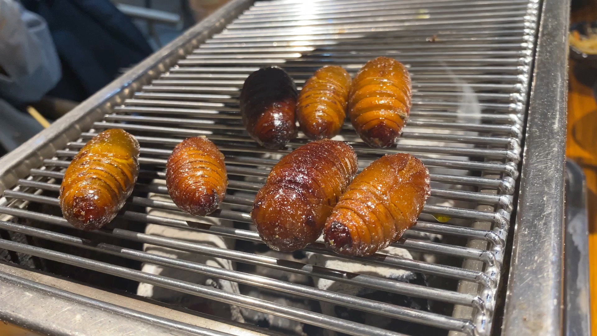 在深圳第一次吃到活的烤蚕蛹!
