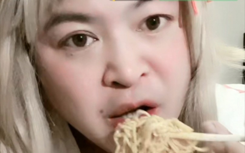 嘉然丽丽吃老坛酸菜面配大弯钩,还疯狂吧唧嘴