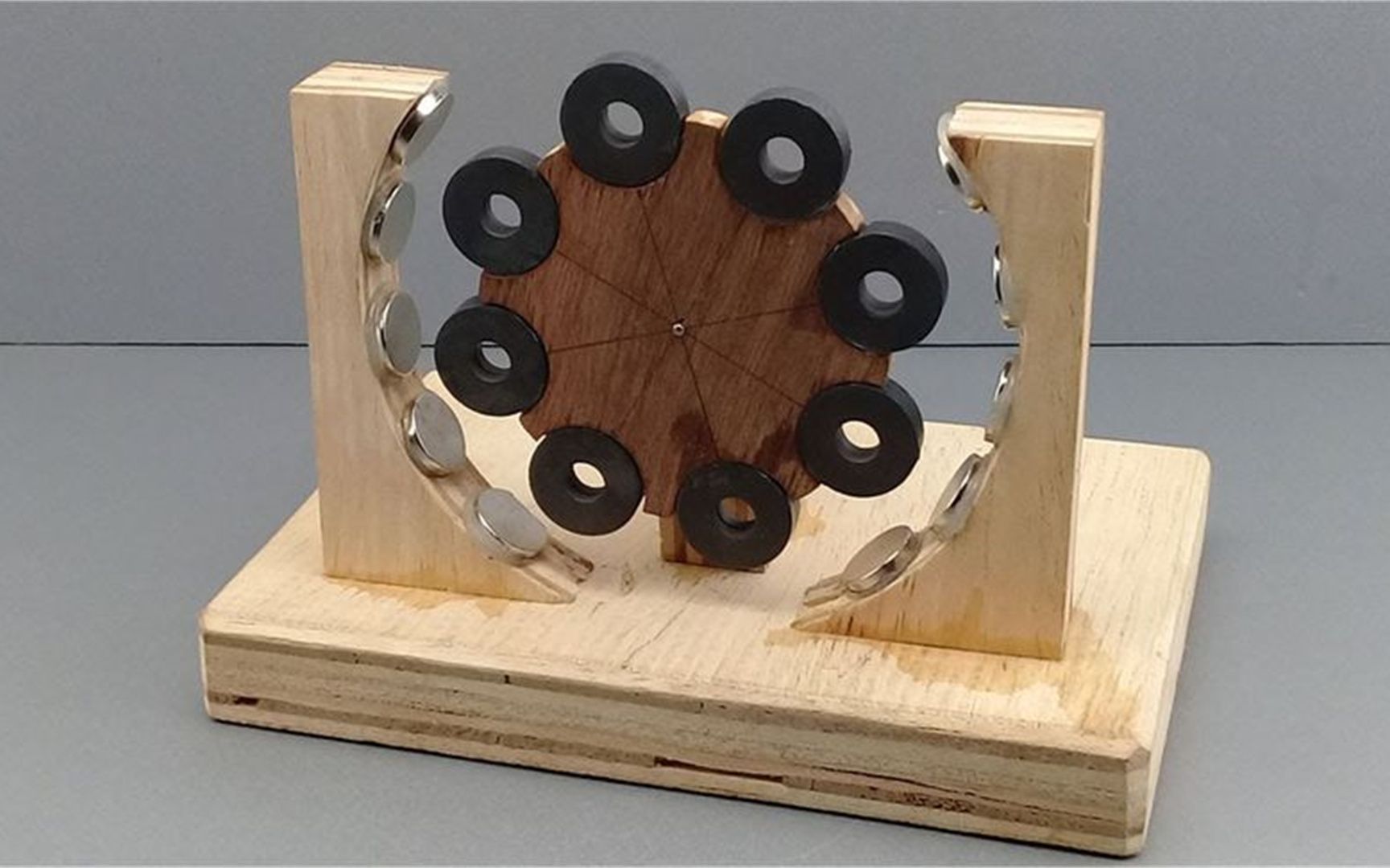 当马达和8块磁铁连在一起,会发生什么?网友:造了台永动机?