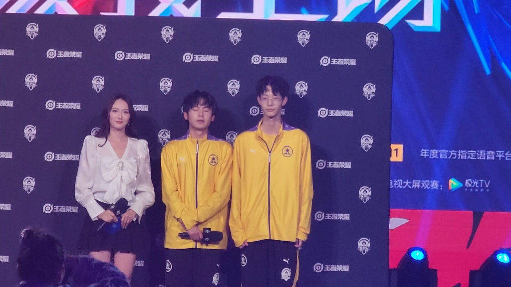 4.16 成都场馆 南京hero久竞 无畏 傲寒 采访结束片段