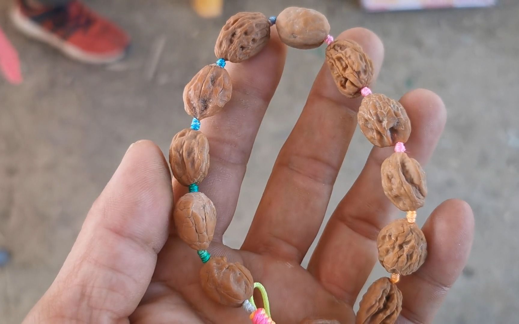 麻核桃,异形麻核桃手串,这打孔也是不简单