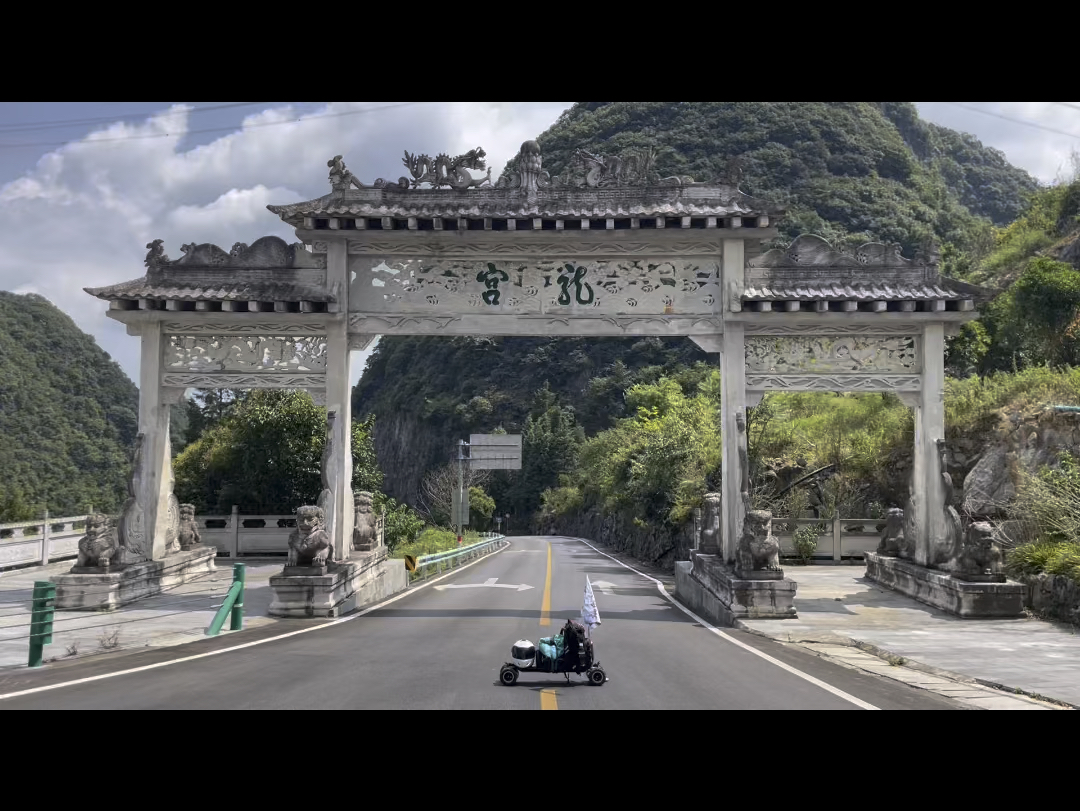 走进贵州安顺龙宫,仿佛踏入一个梦幻般的世界,石笋,石柱,石幔,无不