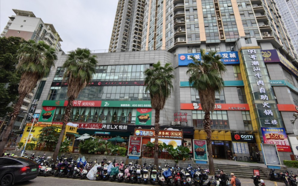 南宁国贸购物中心(国贸大厦裙楼)的电梯集,带有智能梯控