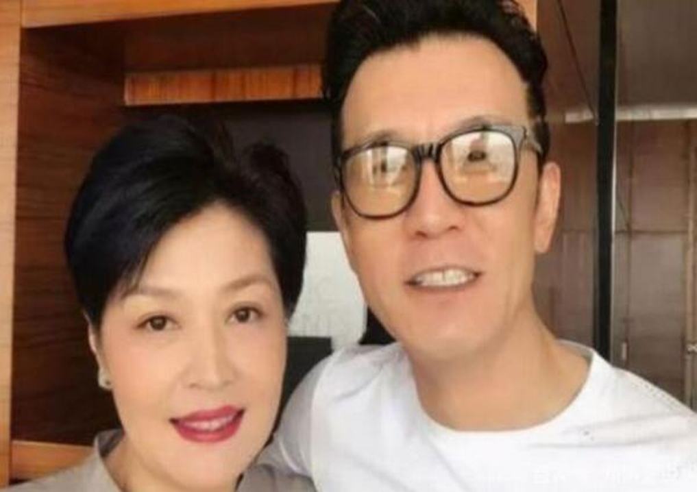 李咏去世2年老婆哈文疑似移情别恋,和另外男人之间暧昧照片曝光哔哩哔哩bilibili