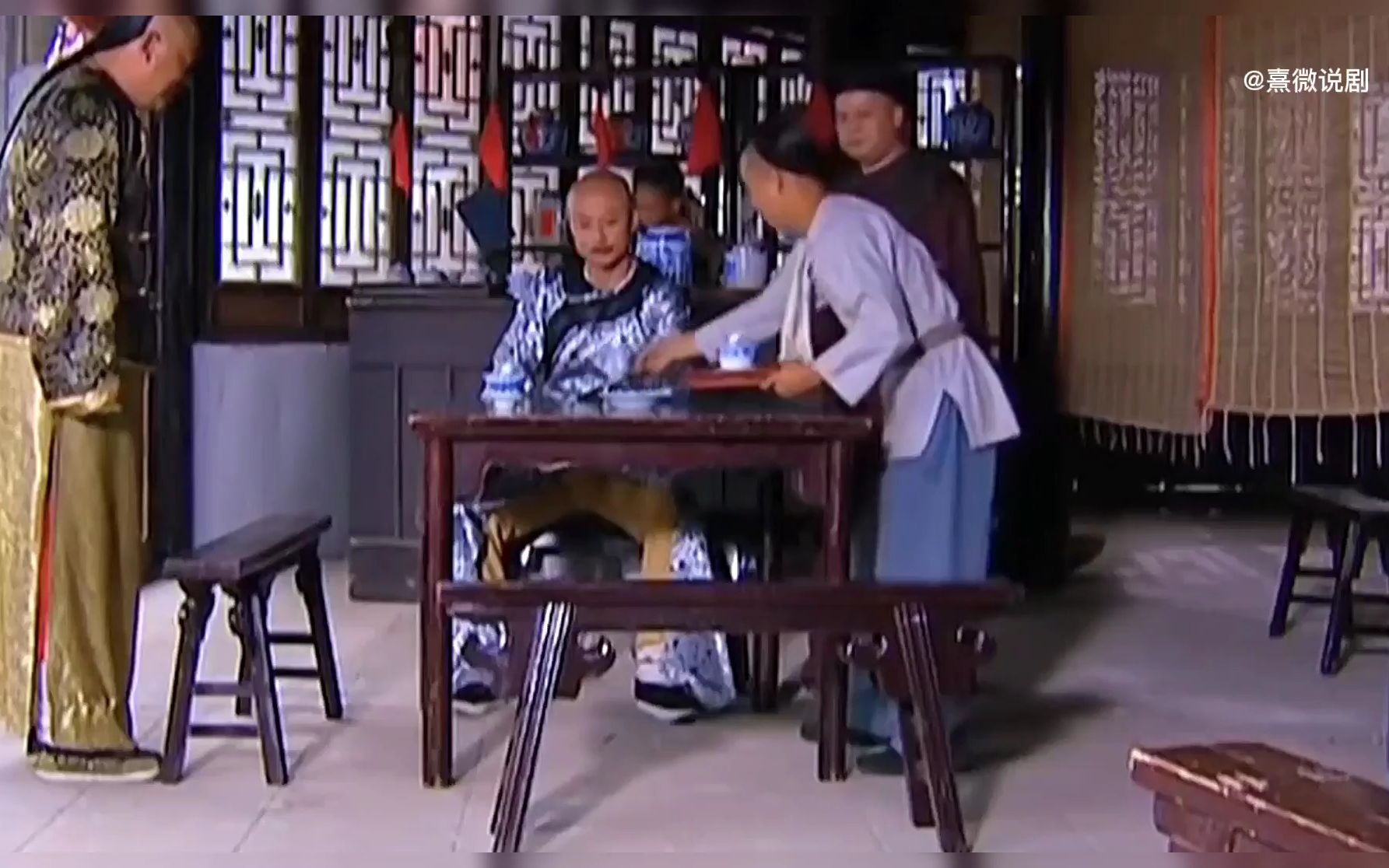 乾隆皇帝微服私访,不料店小二当面骂皇上昏庸无能,反而被重赏