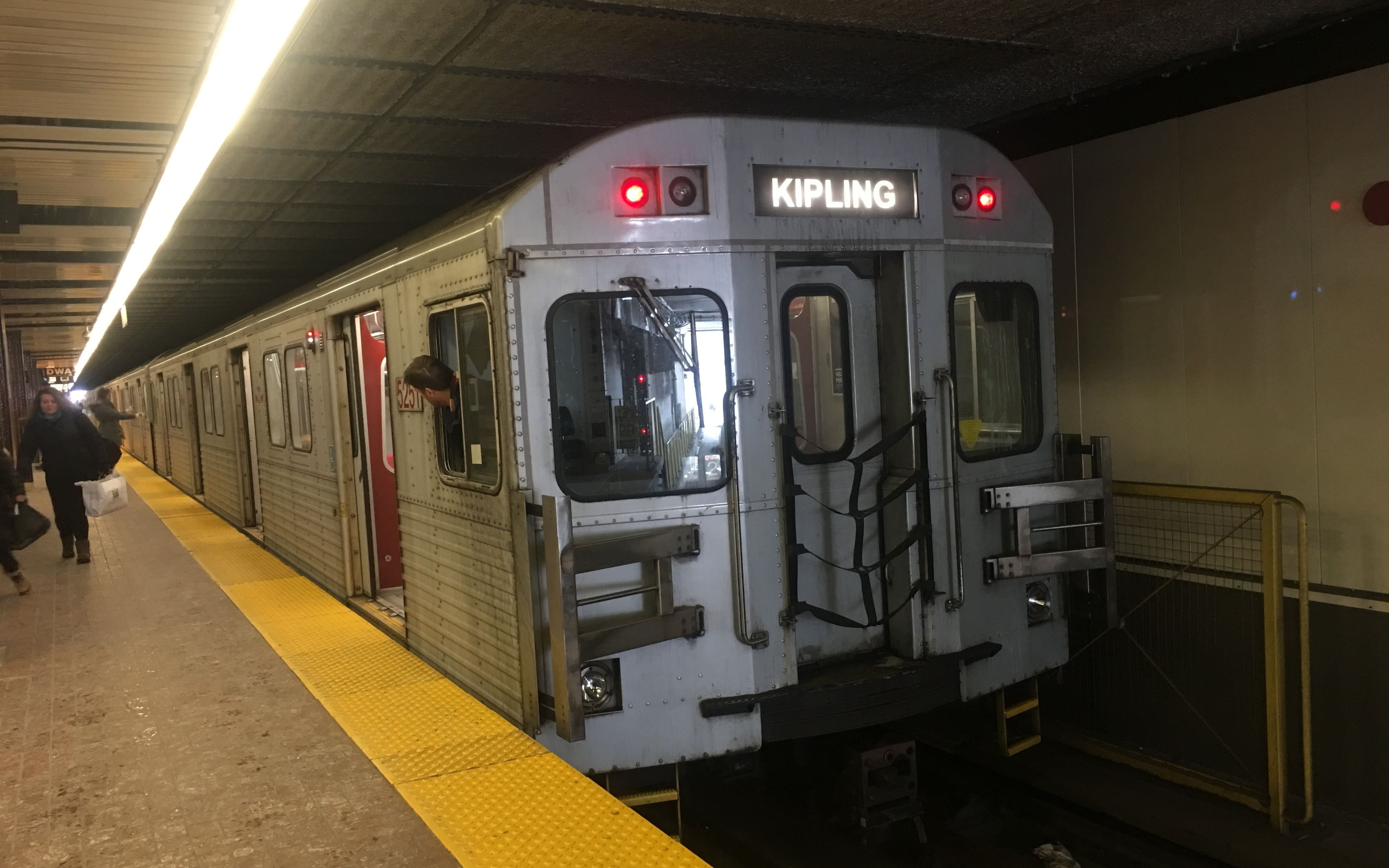 暴雪下的多伦多-加拿大多伦多地铁二号线前方展望pov