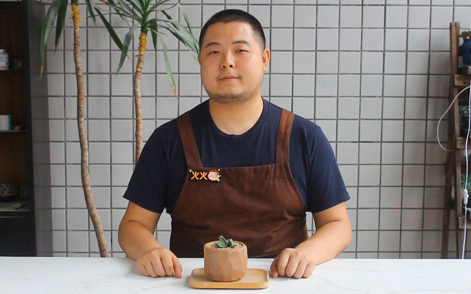 一株开花带豹纹的多肉