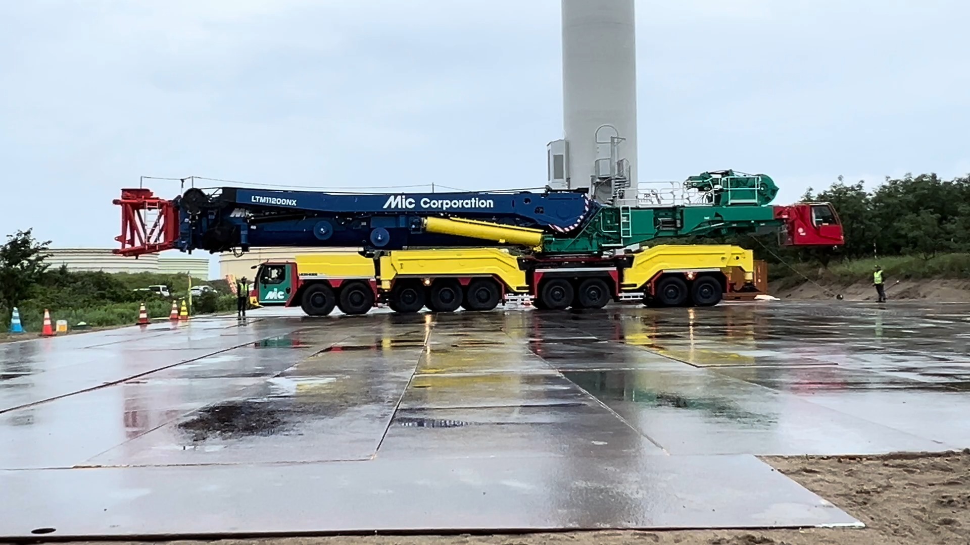 利勃海尔ltm11200全地面起重机进场